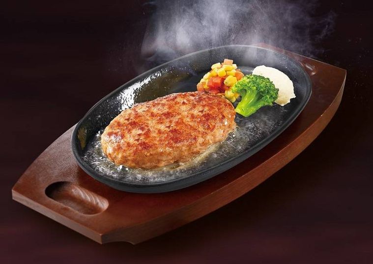 鉄板に盛られたハンバーグ