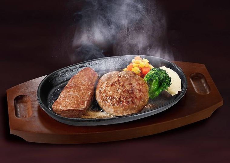 鉄板にヒレステーキとハンバーグが盛り合わせになっている
