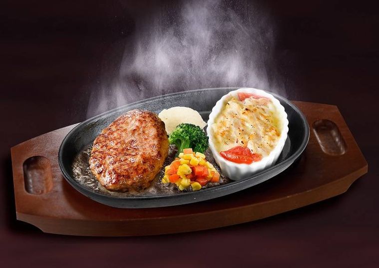 鉄板にハンバーグとミニグラタンが盛り合わせになっている
