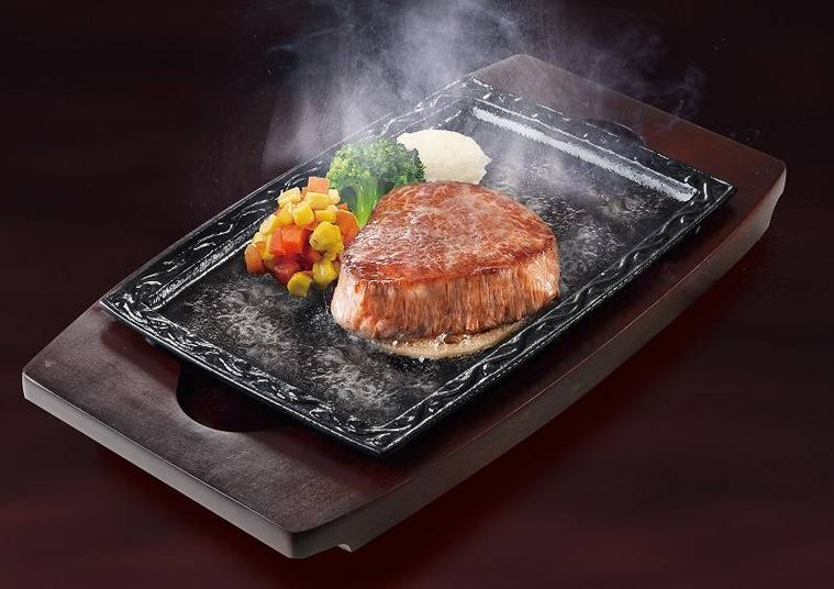 鉄板に盛られたヒレステーキ