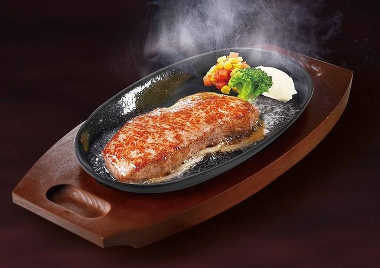 鉄板に盛られたステーキ