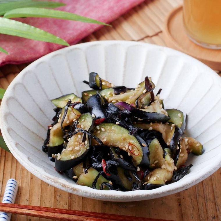 白い小鉢に盛られているなすと塩こんぶの浅漬け