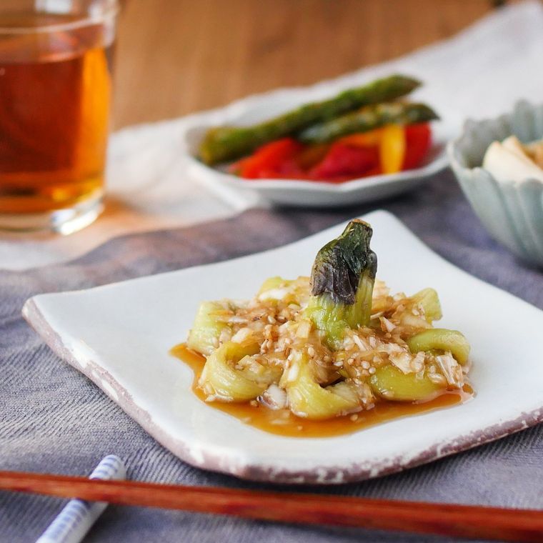 四角い皿に盛られた茶せん蒸しなす