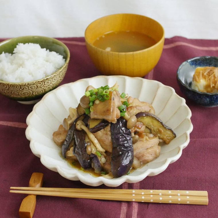 花型の皿に盛り付けたなすと鶏肉のバタポン炒め