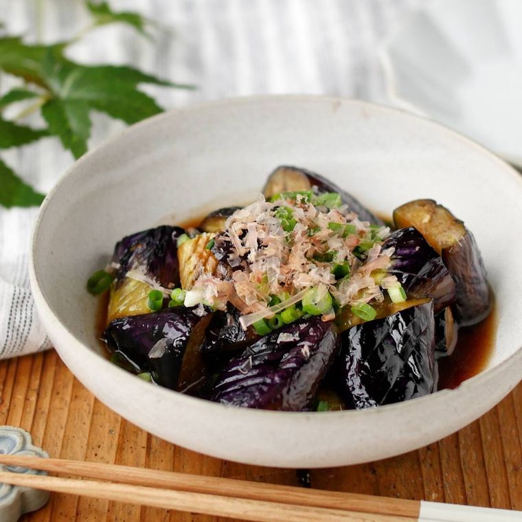 白い器に盛られた焼きなすのおかかポン酢漬け