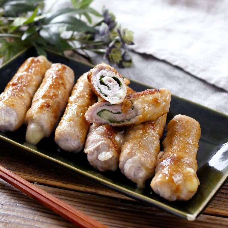 四角い皿にのった大葉とチーズのくるくる肉巻き