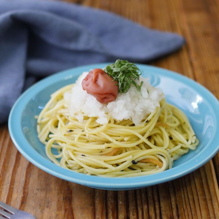 水色の皿に盛られたワンパン梅しそパスタ