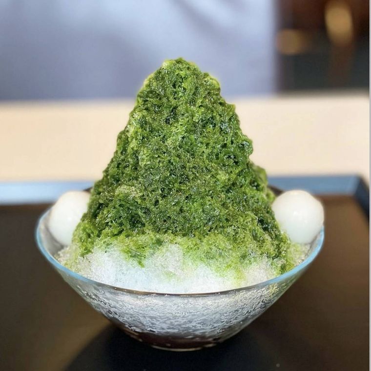 抹茶シロップ、白玉が添えられた宇治金時 小倉餡入