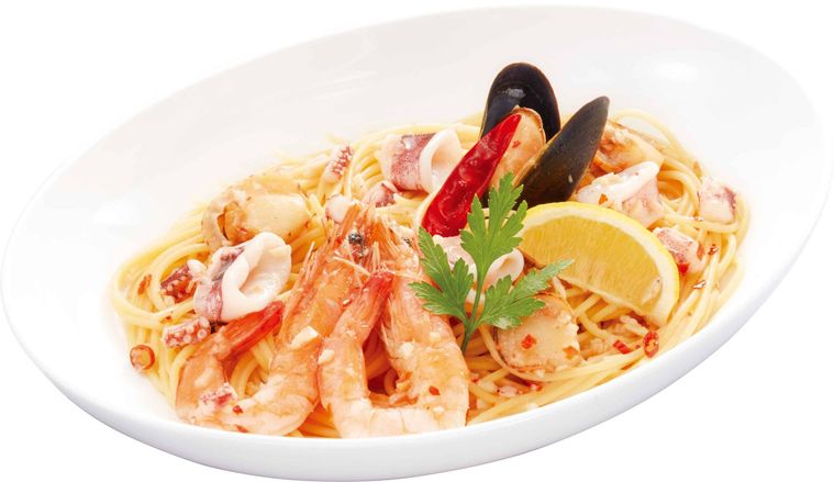 イカやエビなどがのったペペロンチーノ