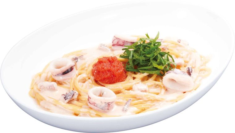 ヤリイカ、明太子、大葉がのった明太子クリームパスタ
