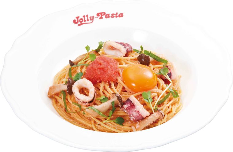 生明太子、卵黄、イカなどがのった焼き明太子パスタ