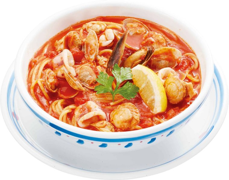 シーフードが入ったトマトスープパスタ