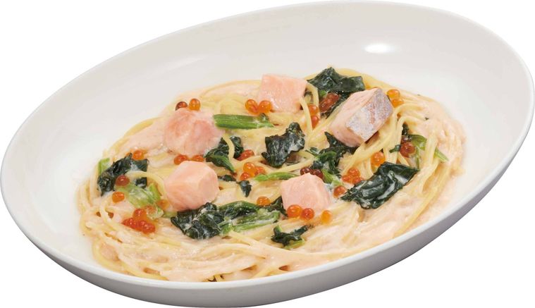 サーモン、いくら、ほうれん草が入った明太子クリームパスタ