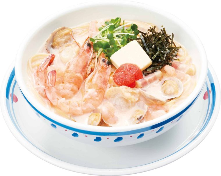 エビ、あさり、バター、刻み海苔などがのった明太子クリームスープパスタ