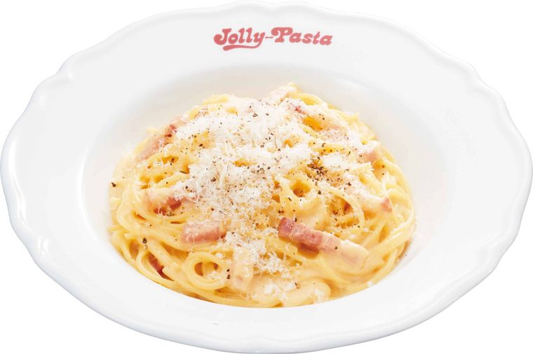 粉チーズがかかったカルボナーラ