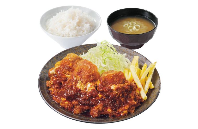 辛味ダレがかかったからあげ、ごはん、味噌汁が置かれている