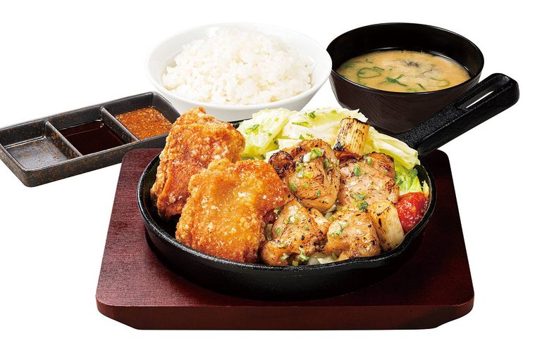 からあげと焼き鳥の盛り合わせ、ごはん、味噌汁が置かれている