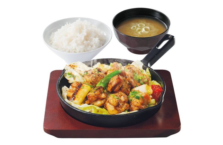 からやま焼き、ごはん、味噌汁が置かれている