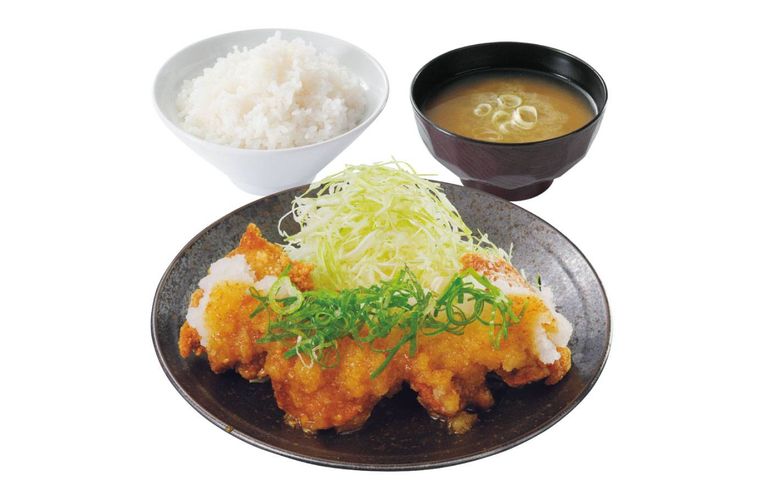 ねぎおろしからあげ、ごはん、味噌汁が置かれている