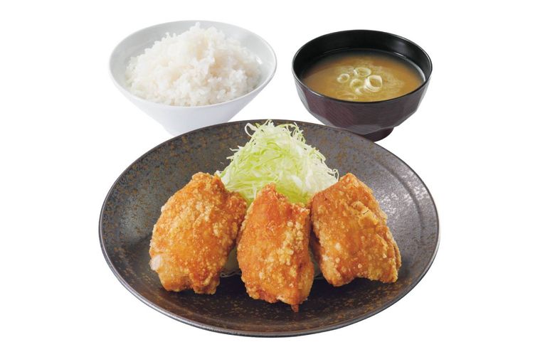 からあげ、ごはん、味噌汁が置かれている