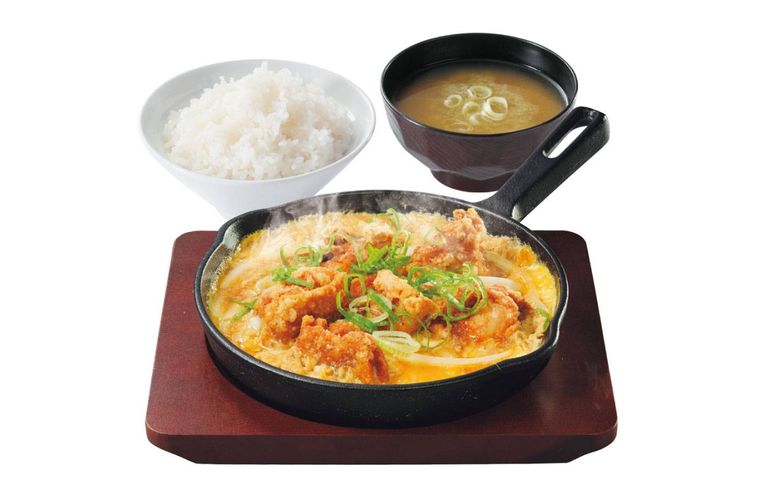 からあげの卵とじ、ごはん、味噌汁が置かれている