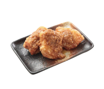 黒い皿にのった3個のからあげ
