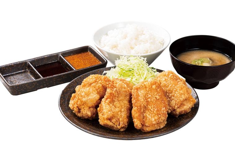 からあげ、ごはん、味噌汁が置かれている