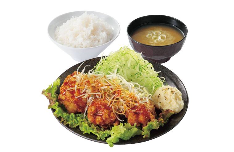 油淋鶏、ごはん、味噌汁が置かれている