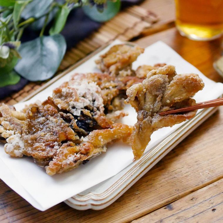 長方形の器に盛られたまいたけのから揚げ