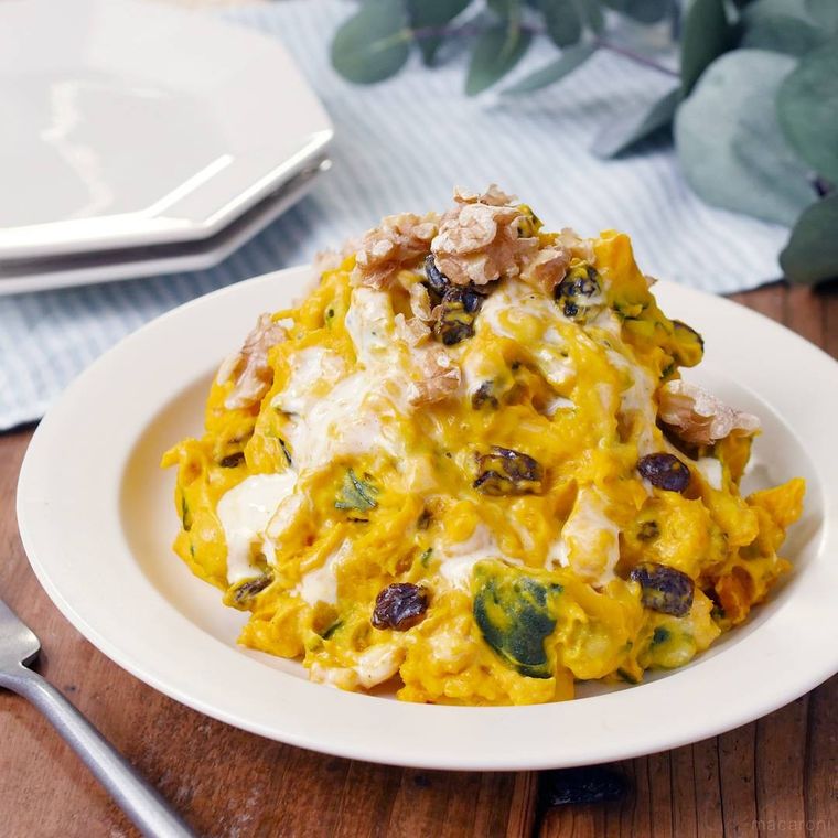 白色の皿に盛られたかぼちゃとレーズンのヨーグルトサラダ