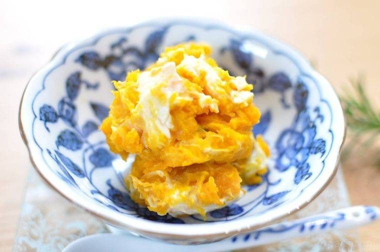 洋皿に盛られたかぼちゃとクリームチーズのサラダ