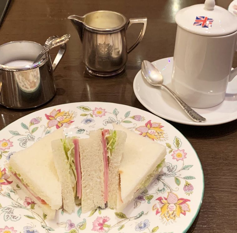 サンドイッチ4切れに紅茶が付くロンドンティールーム 堂島店のドリンク付きモーニングメニューハムサンド