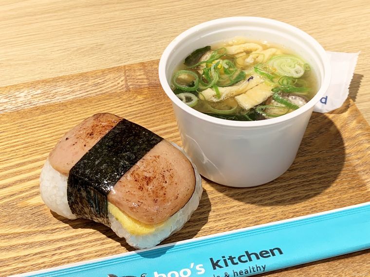 ブーズ キッチンのスパムおにぎりアロハエッグとカップに入ったおみそ汁と割り箸
