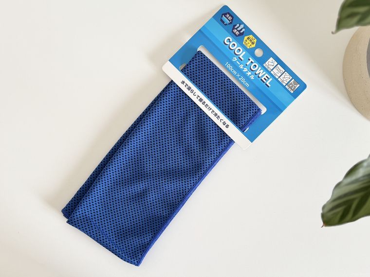 テーブルに置かれたダイソークールタオルUVカット、無地