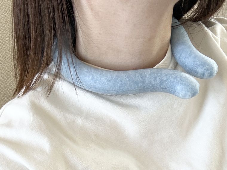 ダイソークールネックバンドを首に装着した様子