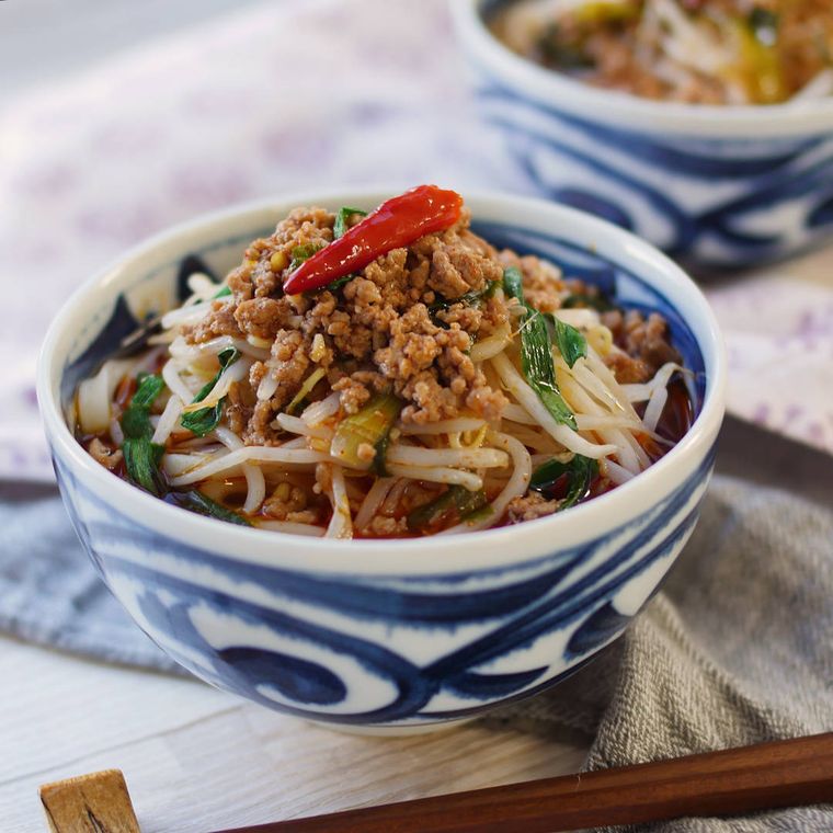 台湾ラーメン風うどんが器に盛り付けられているところ