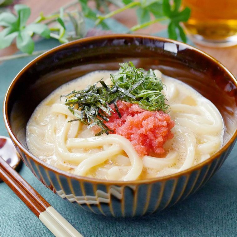 レンジで作った明太カルボナーラうどんが器に入っているところ