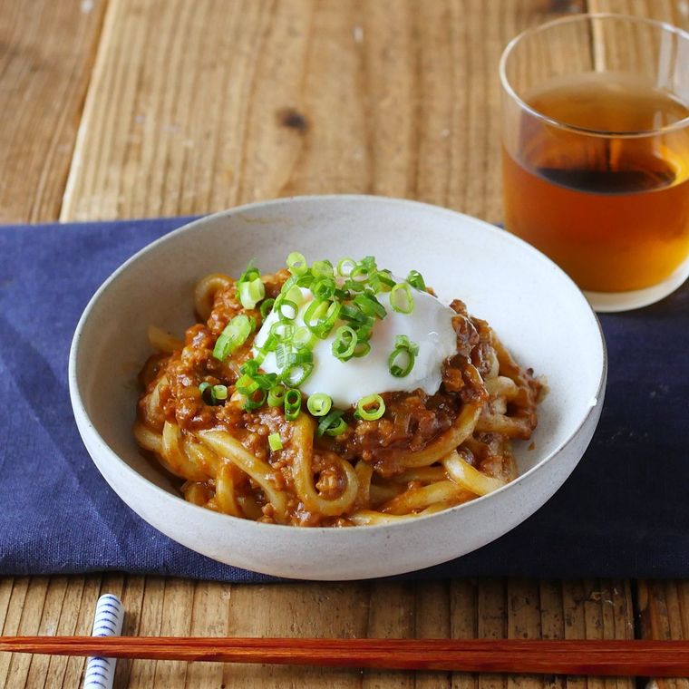 レンジで汁なしカレーうどんが白い皿に盛り付けられているところ