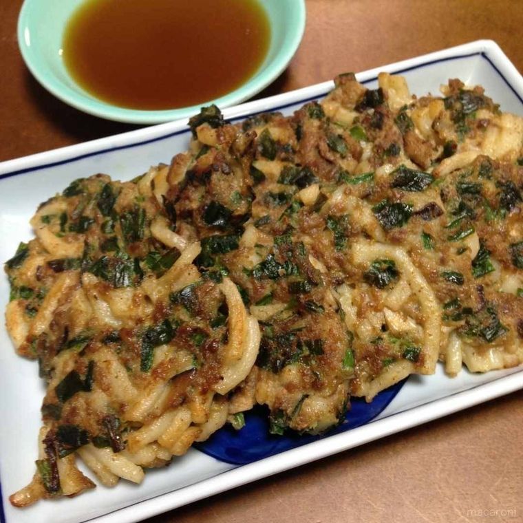 うどん餃子が皿に盛り付けられているところ