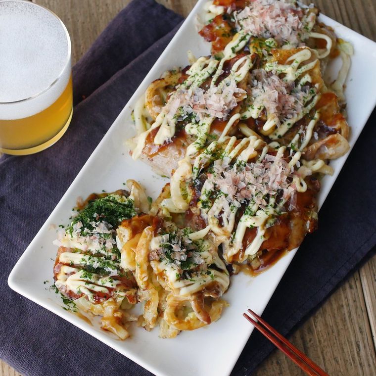うどんが入っているお好み焼きが並んでいるところ