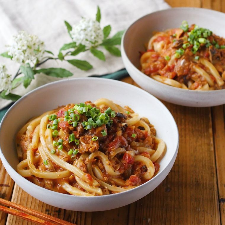さば味噌トマトうどんが白い器に入っているところ