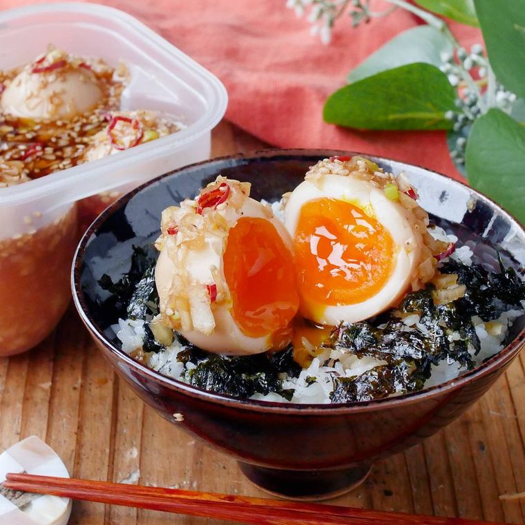茶色い茶碗に盛られたごはんとやみつき麻薬卵
