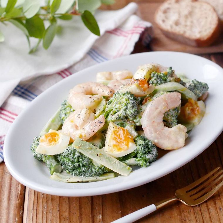 白い皿に盛られたえびとブロッコリーのマヨサラダ