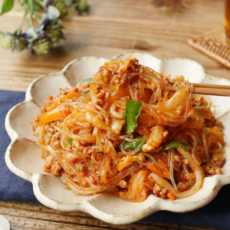 皿に盛り付けられたキムチ麻婆春雨