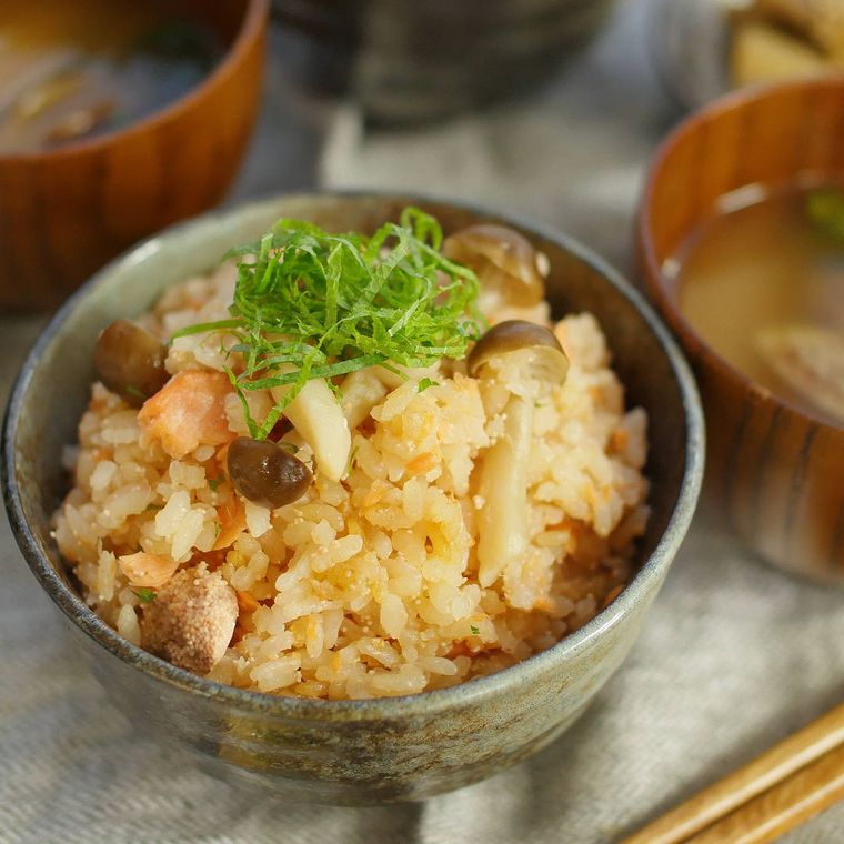 器に盛り付けられた鮭と明太子の炊き込みご飯