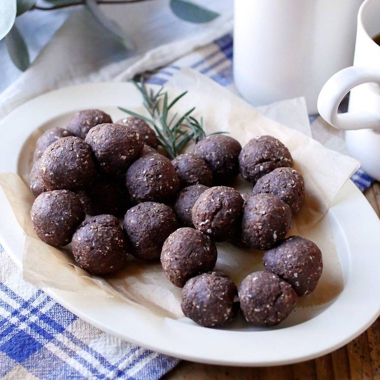 白い皿に盛られた、ココア焼きドーナツ4個