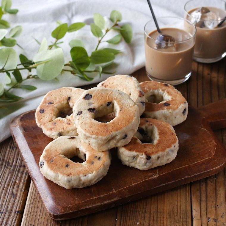 木製のトレーの上に並べた、チョコバナナの焼きドーナツ