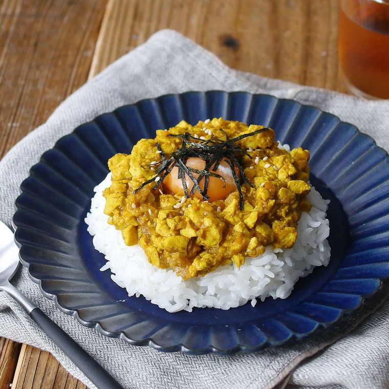 皿に盛られた豆腐の和風キーマカレー