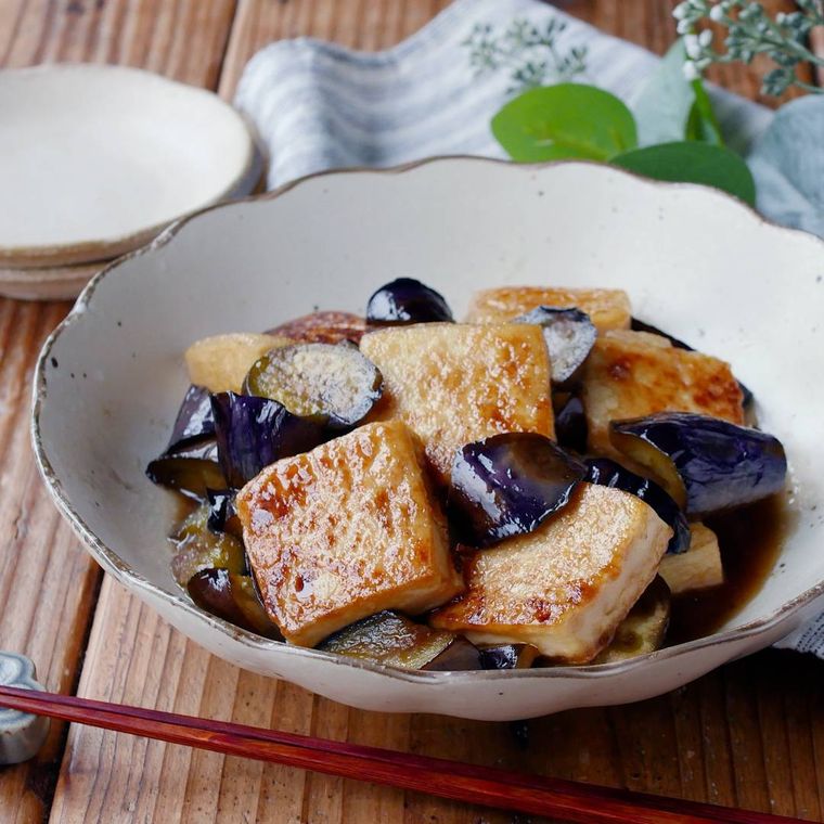 皿に盛られたなすと豆腐の甘辛炒め