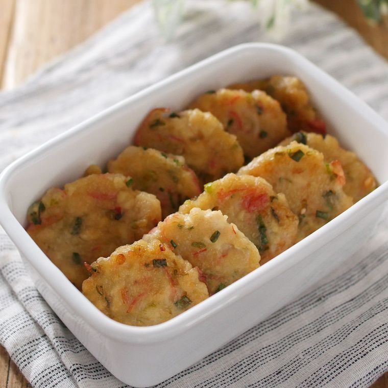 保存容器に入ったカニ風味かまぼこ豆腐おやき